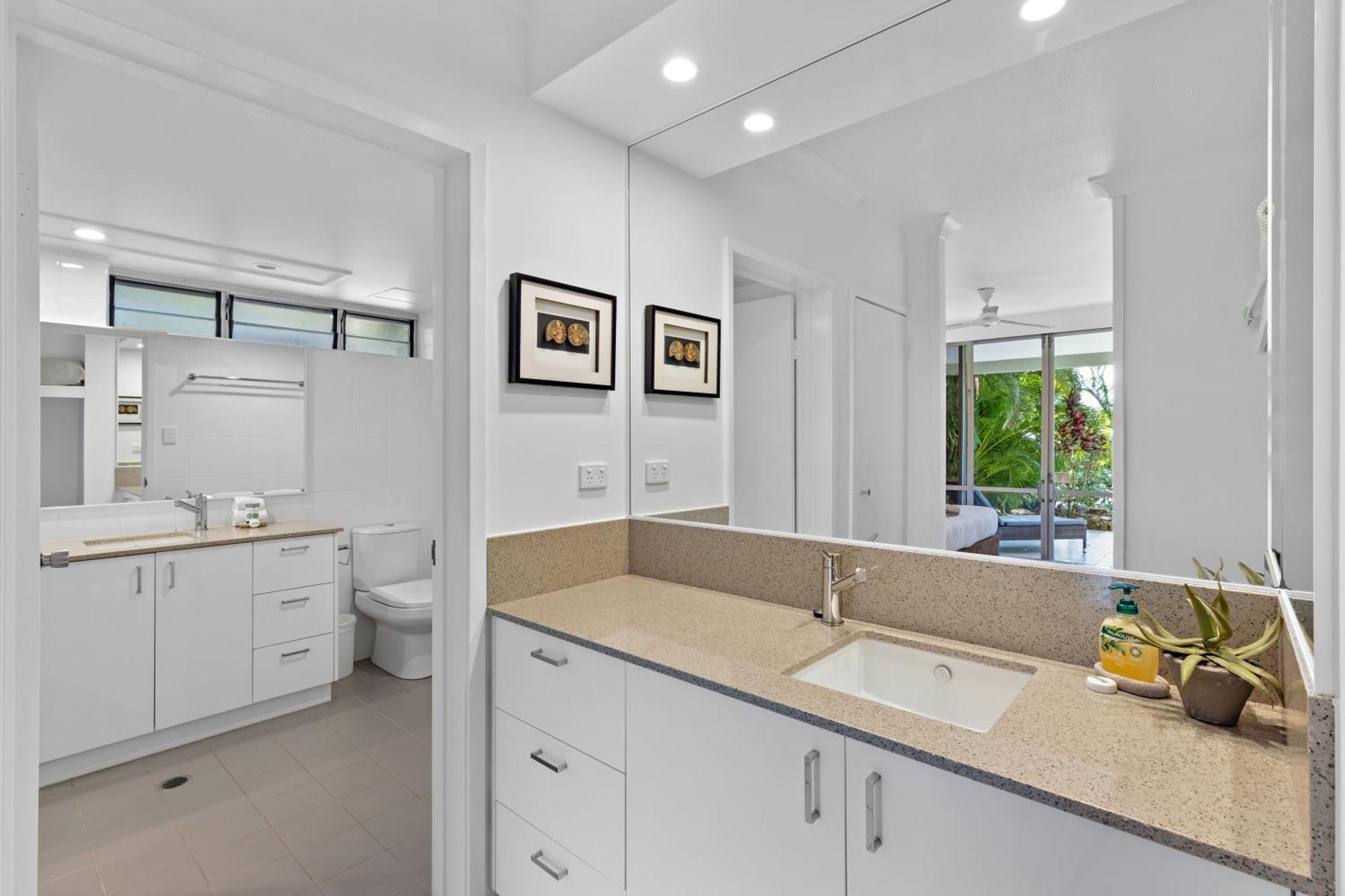 Beach Front Lagoon Lodge Apartments Hamilton Island Buitenkant foto